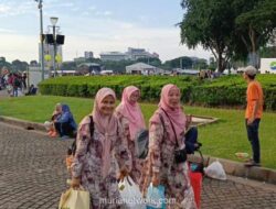 Warga Antusias Sambut Bantuan Sembako dan Barang Kebutuhan dari Istana di Monas