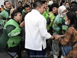 Seskab Teddy Ikuti Takbiran dan Cicipi Mi Rebus UMKM Bersama Gubernur Medan