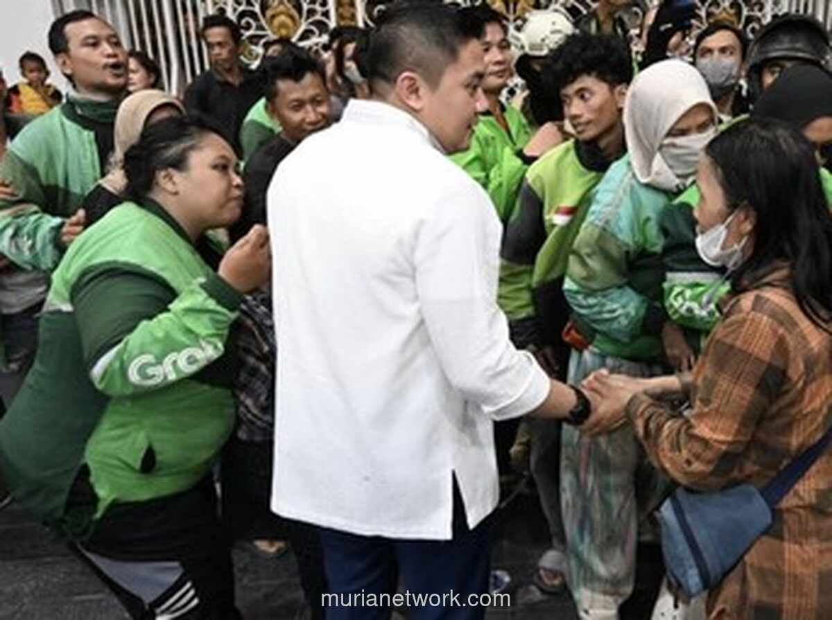 Seskab Teddy Ikuti Takbiran dan Cicipi Mi Rebus UMKM Bersama Gubernur Medan