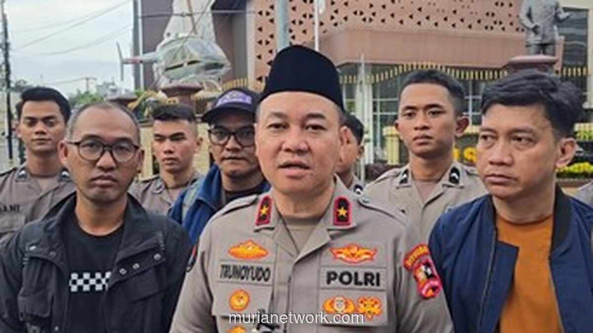 Polri dan Wartawan Bagikan 1.500 Takjil di Sekitar Mabes, Sampaikan Pesan Mudik