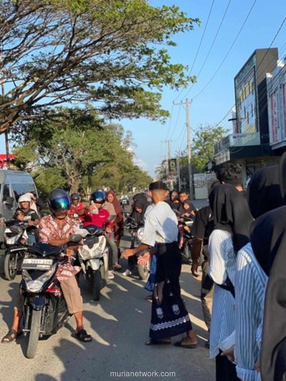 Siswa SRMA 1 Aceh Besar Bagikan Takjil dan Pererat Silaturahmi di Ramadan