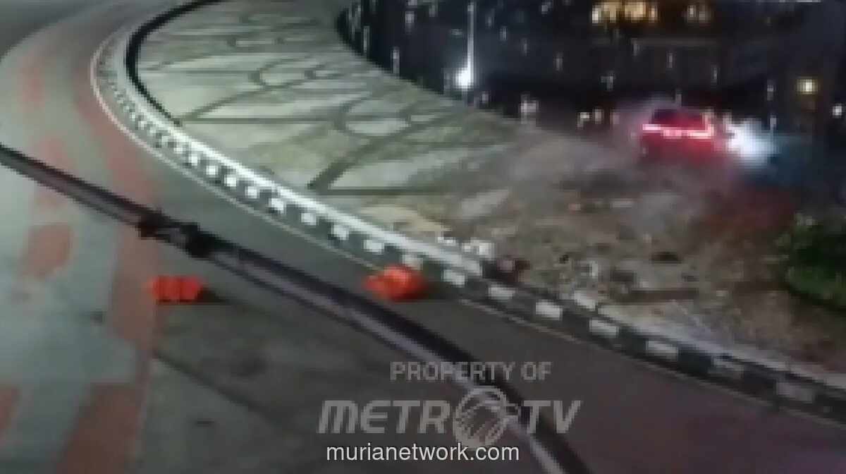 Mobil Listrik Tercebur ke Kolam Bundaran HI, Pengemudi Selamat