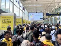 Stasiun Pasar Senen Padat Pemudik, Penumpang Terpaksa Duduk Lesehan