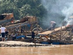 Polres Kuansing Musnahkan 12 Rakit Penambangan Emas Ilegal di Sungai Kuantan