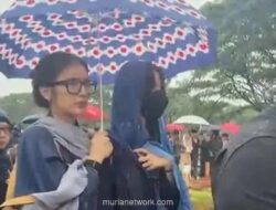 Sheila Dara Aisha Antar Vidi Aldiano ke Peristirahatan Terakhir di Tengah Hujan Deras