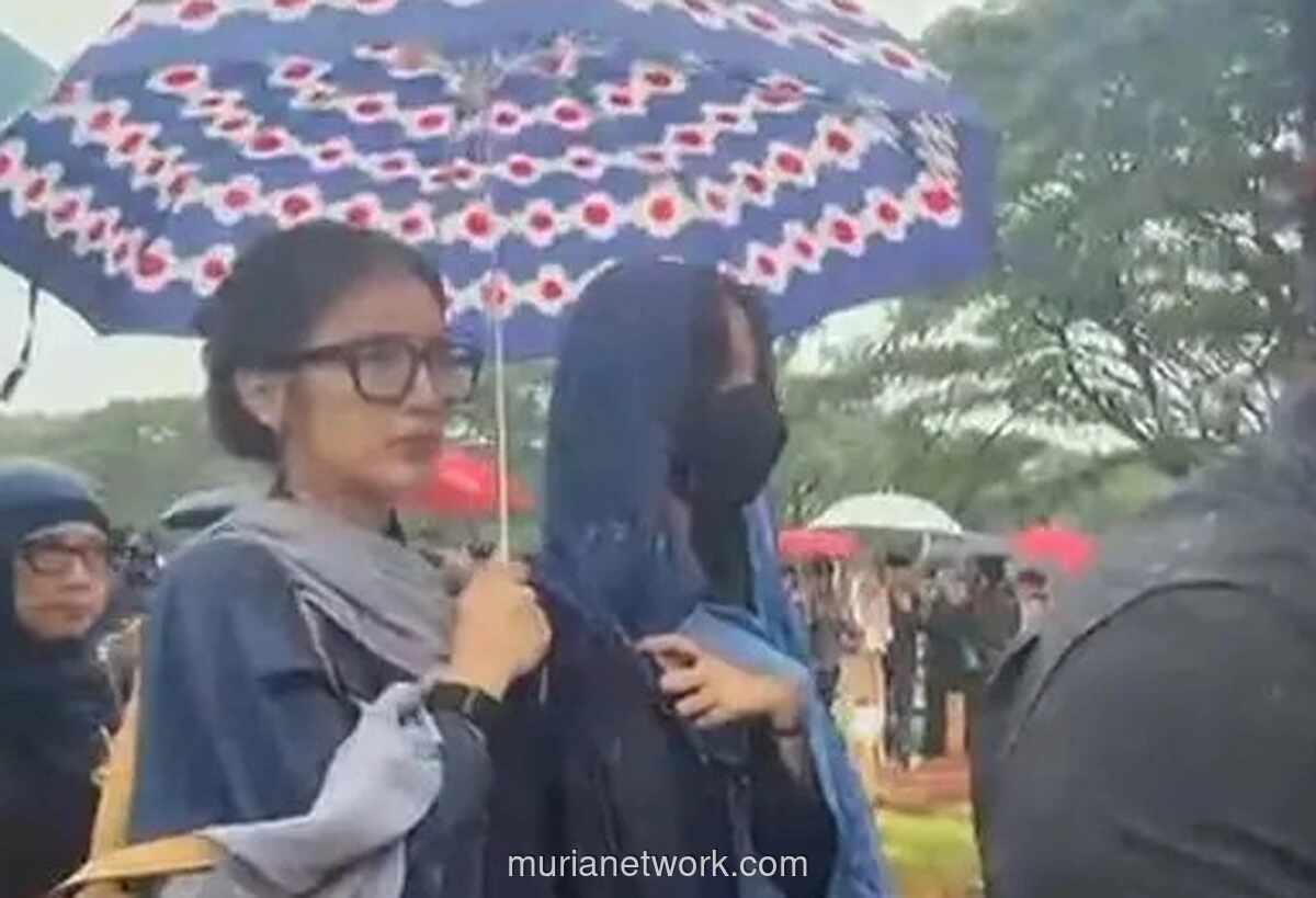 Sheila Dara Aisha Antar Vidi Aldiano ke Peristirahatan Terakhir di Tengah Hujan Deras