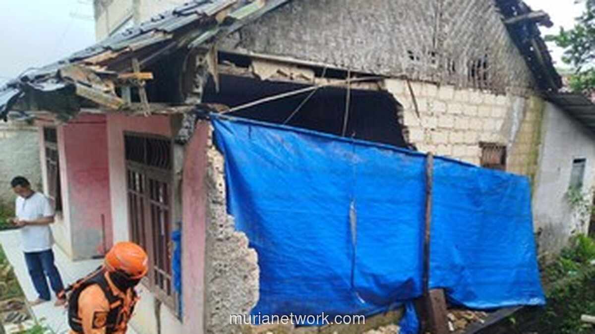 Longsor dan Angin Kencang Robohkan Dua Rumah Warga di Bogor