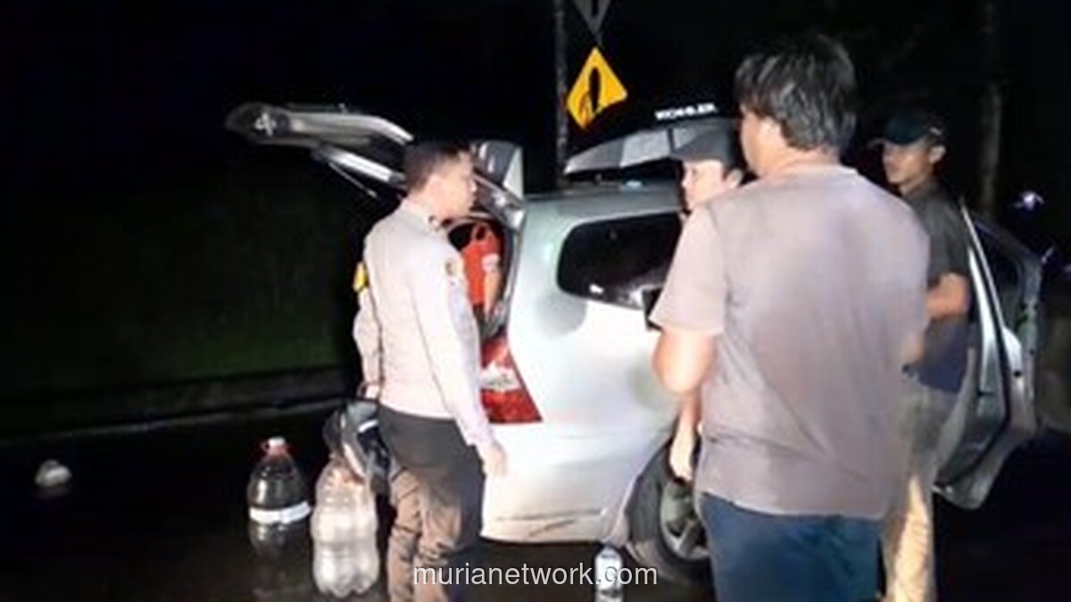 Polisi Tenjo Antar Keluarga Korban Mogok Pulang di Tengah Malam