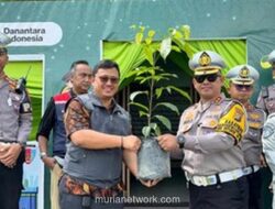 Polisi Bagikan Bibit Pohon sebagai THR Ekologis Saat Lebaran di Dumai Timur