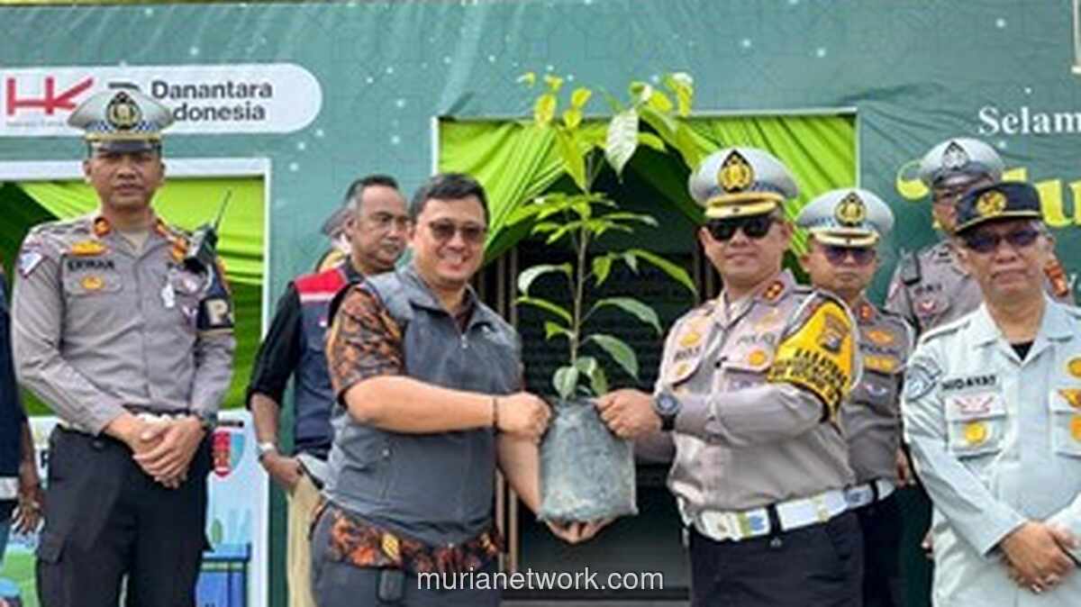 Polisi Bagikan Bibit Pohon sebagai THR Ekologis Saat Lebaran di Dumai Timur