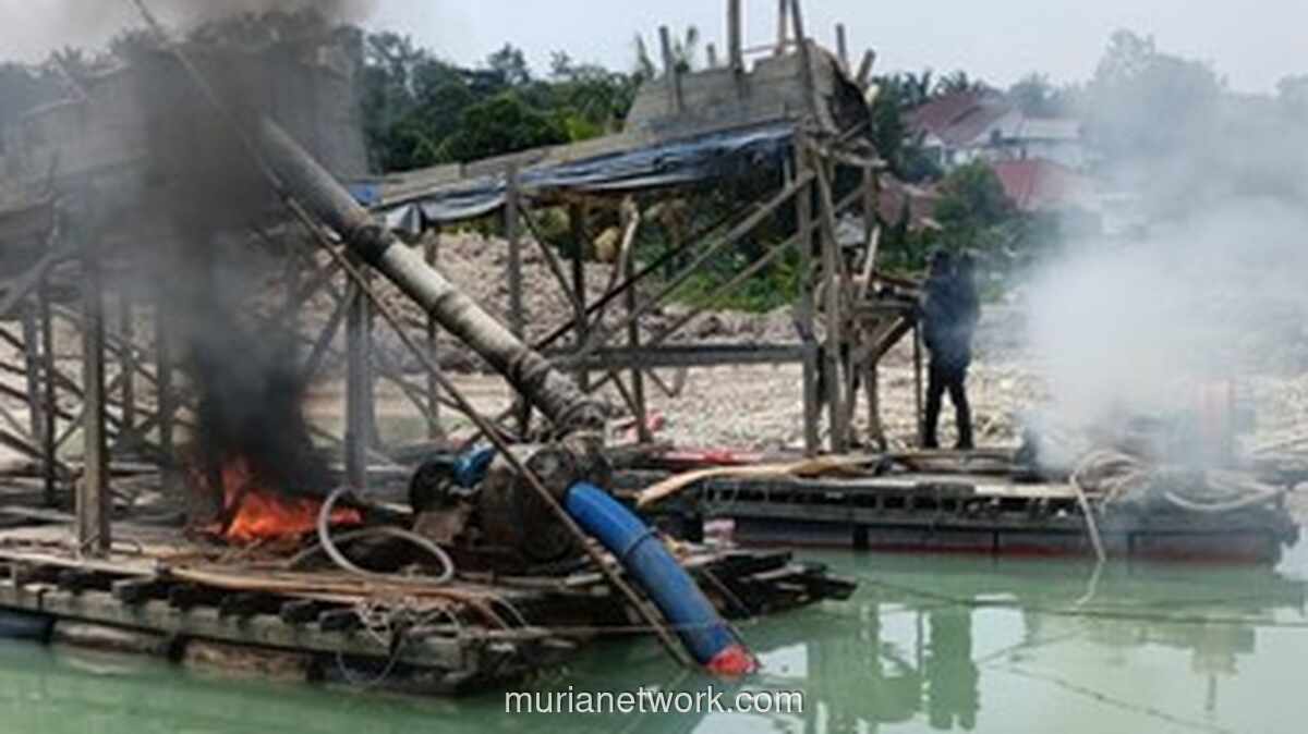 Polres Kuansing Bakar Tiga Rakit Penambangan Emas Ilegal di Kuantan Tengah