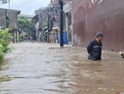 Banjir 1,5 Meter Rendam Permukiman di Cipinang Melayu
