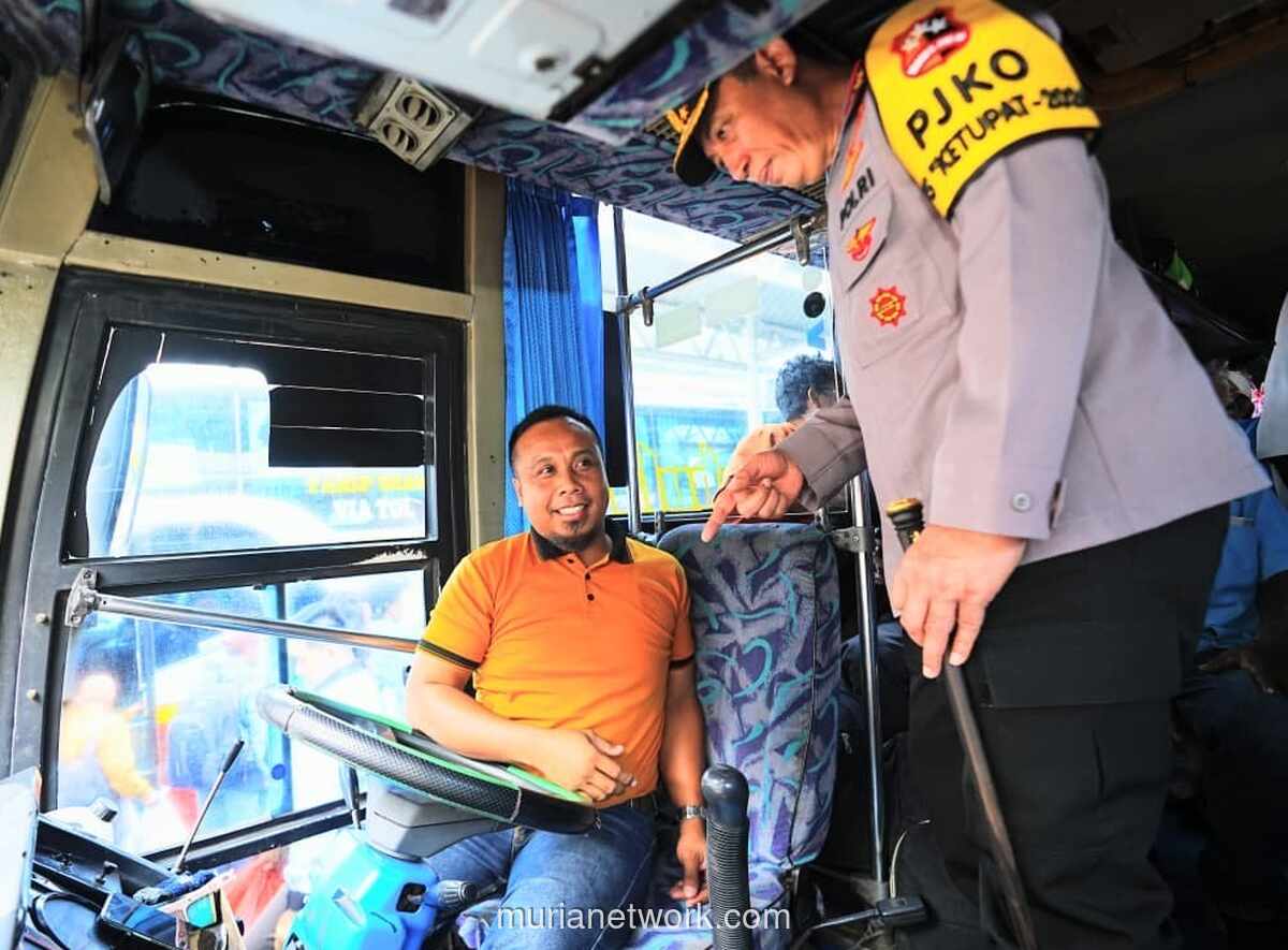 Kapolri Tinjau Terminal Purabaya, Imbau Sopir Waspada dan Siapkan Cadangan untuk Mudik Lebaran
