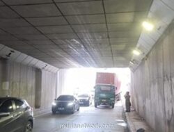 Truk Kontainer Nyangkut di Underpass Pramuka, Lalu Lintas Macet Parah