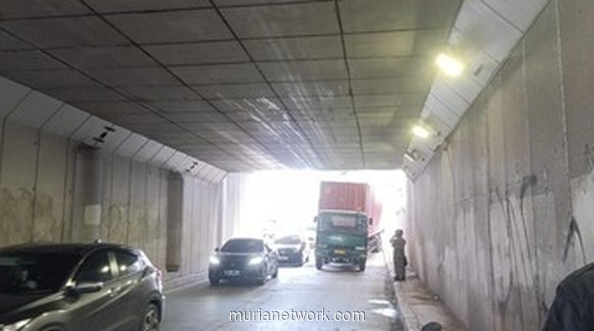 Truk Kontainer Nyangkut di Underpass Pramuka, Lalu Lintas Macet Parah