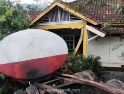 Truk Tangki Angkut 18 Ton Minyak Goreng Terguling dan Tumpah di Sumedang