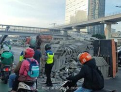 Truk Pengangkut Hebel Terguling, Kemacetan Parah Landa Jalan Gatot Subroto