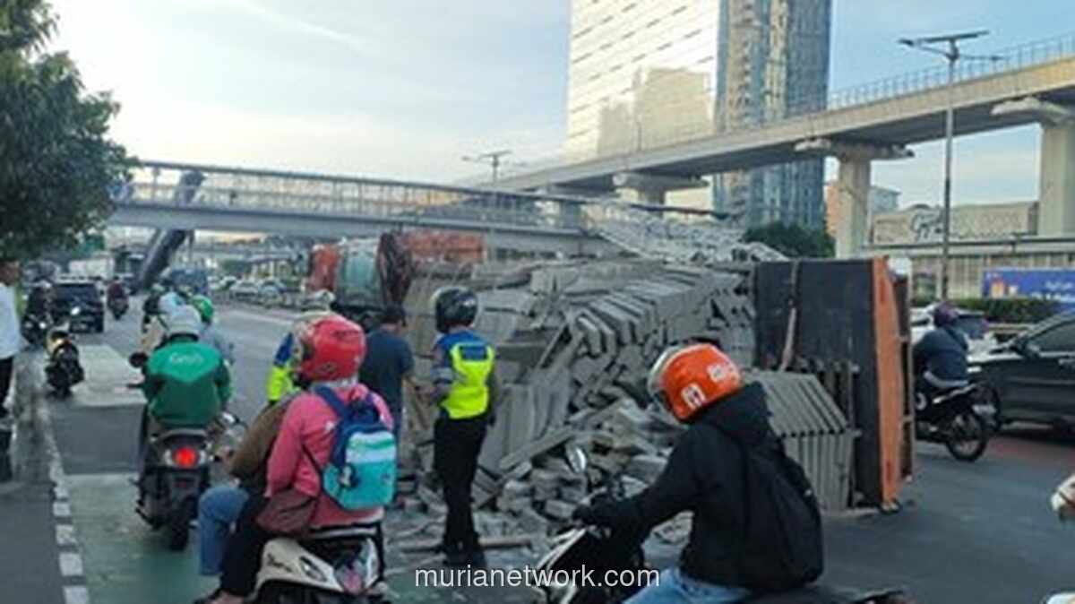 Truk Pengangkut Hebel Terguling, Kemacetan Parah Landa Jalan Gatot Subroto