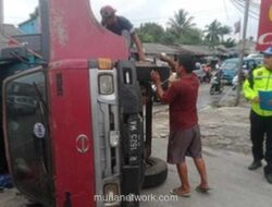 Truk Sampah Terguling di Jalan Raya Jampang Bogor, Sampah Berhamburan