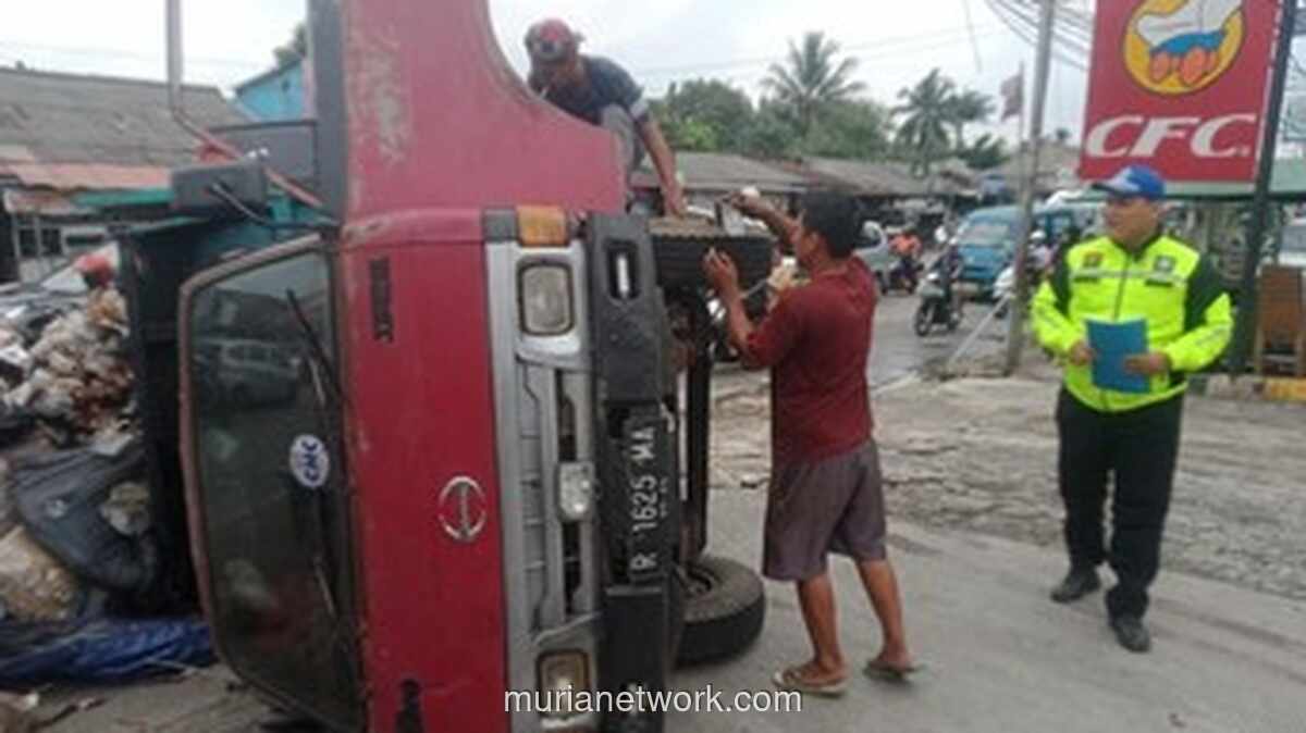 Truk Sampah Terguling di Jalan Raya Jampang Bogor, Sampah Berhamburan
