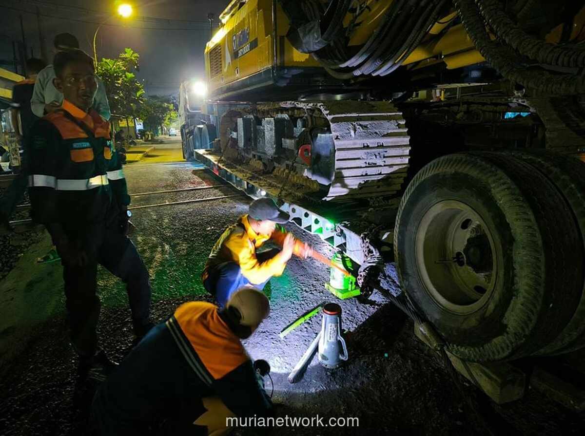 Truk Nyangkut di Perlintasan Kaligawe, 10 Perjalanan KA di Semarang Terganggu