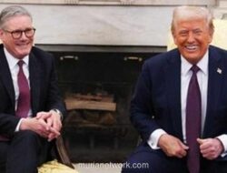 Trump Bagikan Video Sketsa yang Perlihatkan PM Inggris Starmer Ketakutan Terima Teleponnya