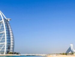 UEA Cegat Ratusan Rudal dan Drone Iran, Puing Jatuh di Burj Al Arab