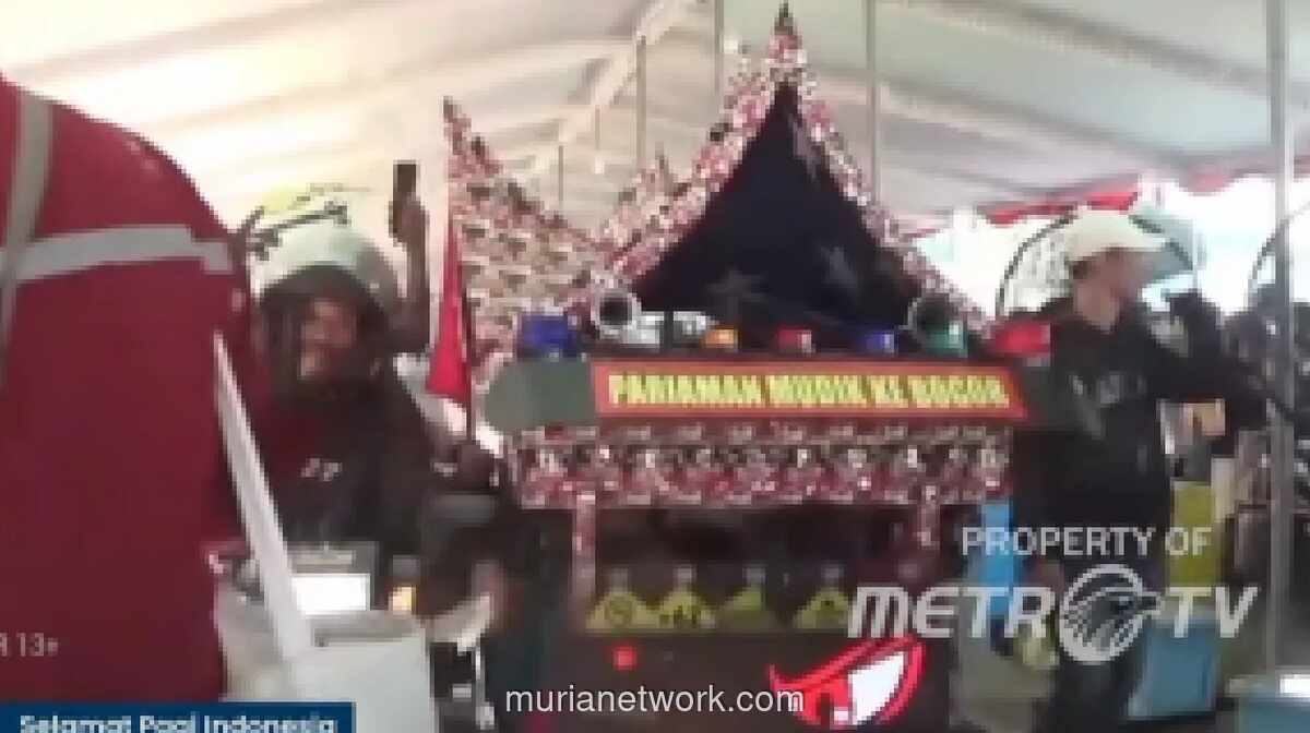 Pemudik Sumbar Modifikasi Motor Jadi Replika Rumah Gadang dari Limbah Plastik