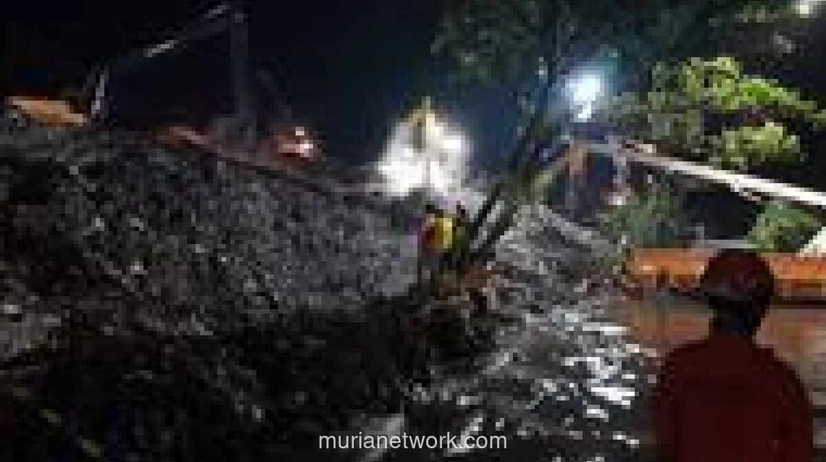 Longsor di TPST Bantargebang Timbun Tujuh Truk, Tiga Orang Tewas