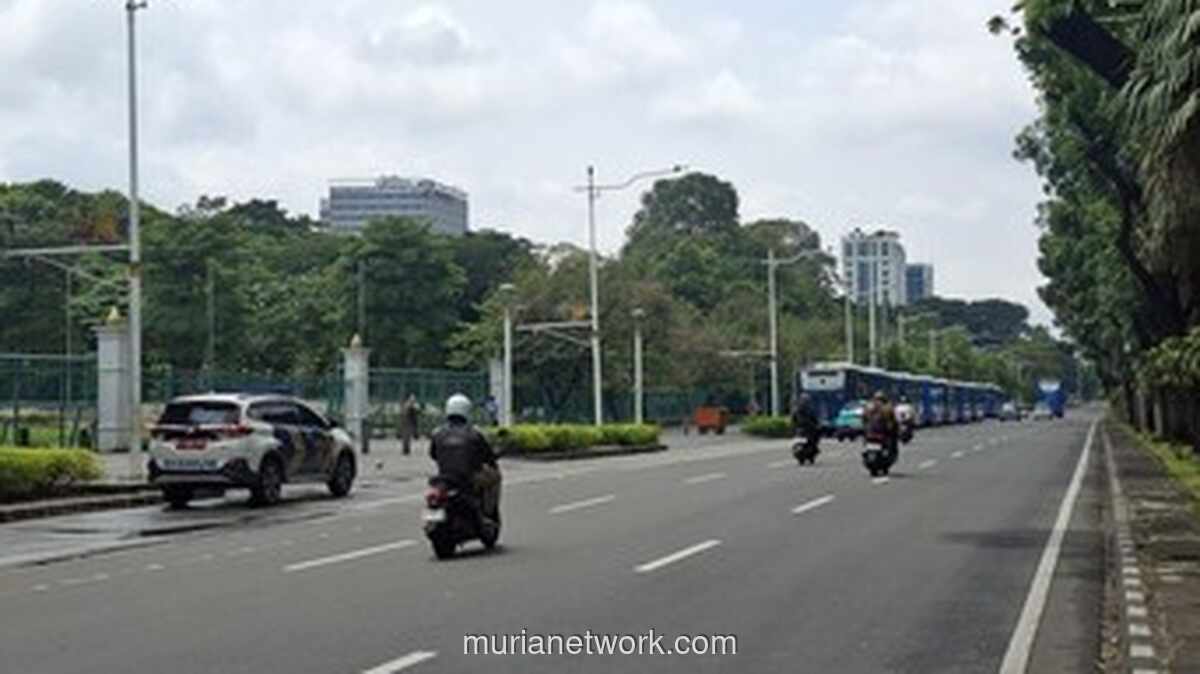 Penertiban Dishub DKI Kosongkan Parkir Liar di Depan IRTI Monas