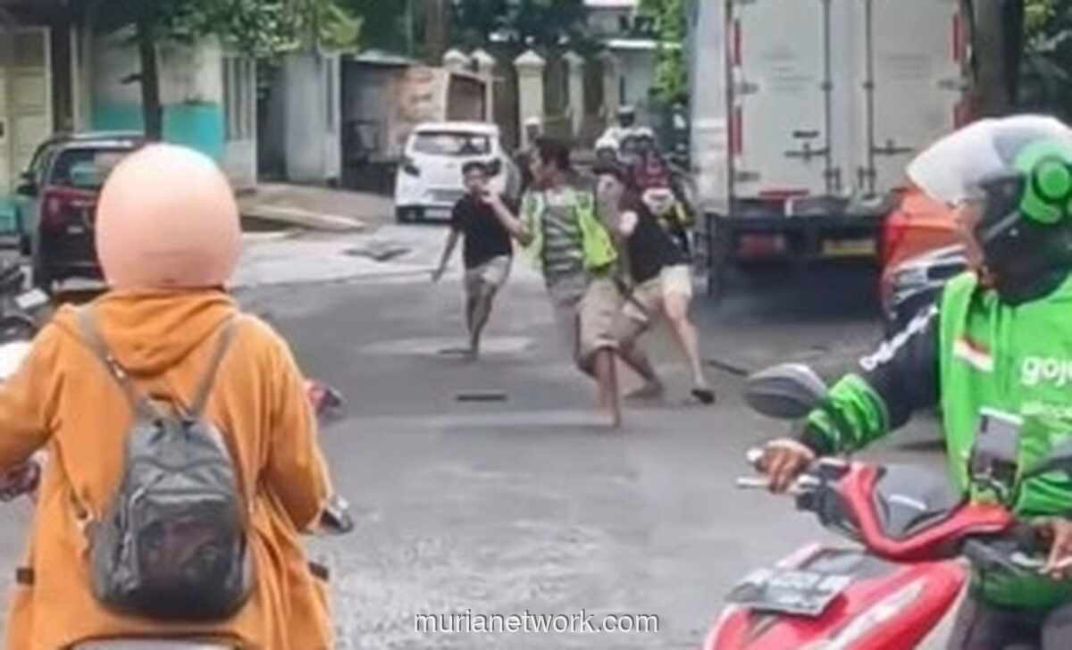 Video Viral: Juru Parkir di Makassar Acungkan Pisau Saat Bentrok dengan Warga