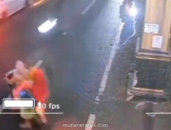 Tiga Ibu-ibu Boncengan Tiga Tanpa Helm Tabrakan di Bangkalan, Diselesaikan Secara Kekeluargaan