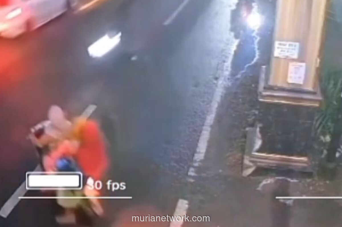 Tiga Ibu-ibu Boncengan Tiga Tanpa Helm Tabrakan di Bangkalan, Diselesaikan Secara Kekeluargaan