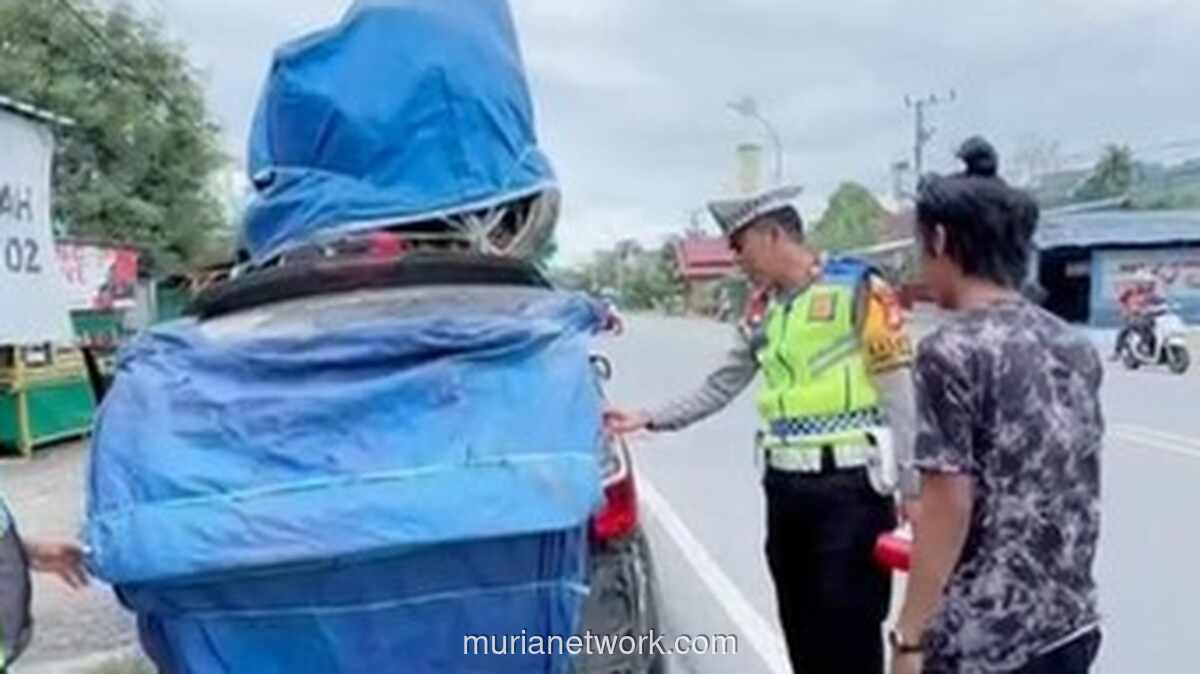 Mobil Travel Muat 13 Penumpang Plus Motor di Atap, Dicegat Polisi di Luwu