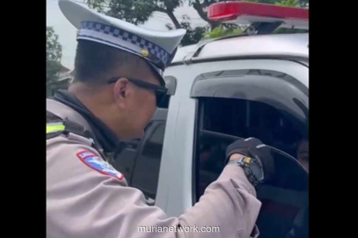 Ambulans Kosong Ditegur Polisi karena Nyalakan Sirene Saat Macet Arus Balik