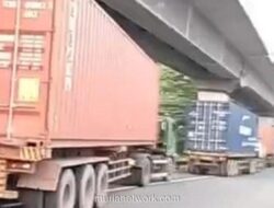 Polisi Tegas Hentikan Truk Tronton yang Dikawal Oknum TNI di Tol Saat Mudik