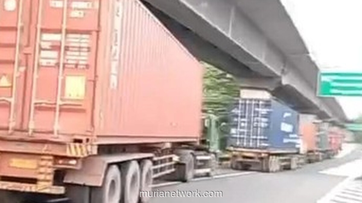 Polisi Tegas Hentikan Truk Tronton yang Dikawal Oknum TNI di Tol Saat Mudik