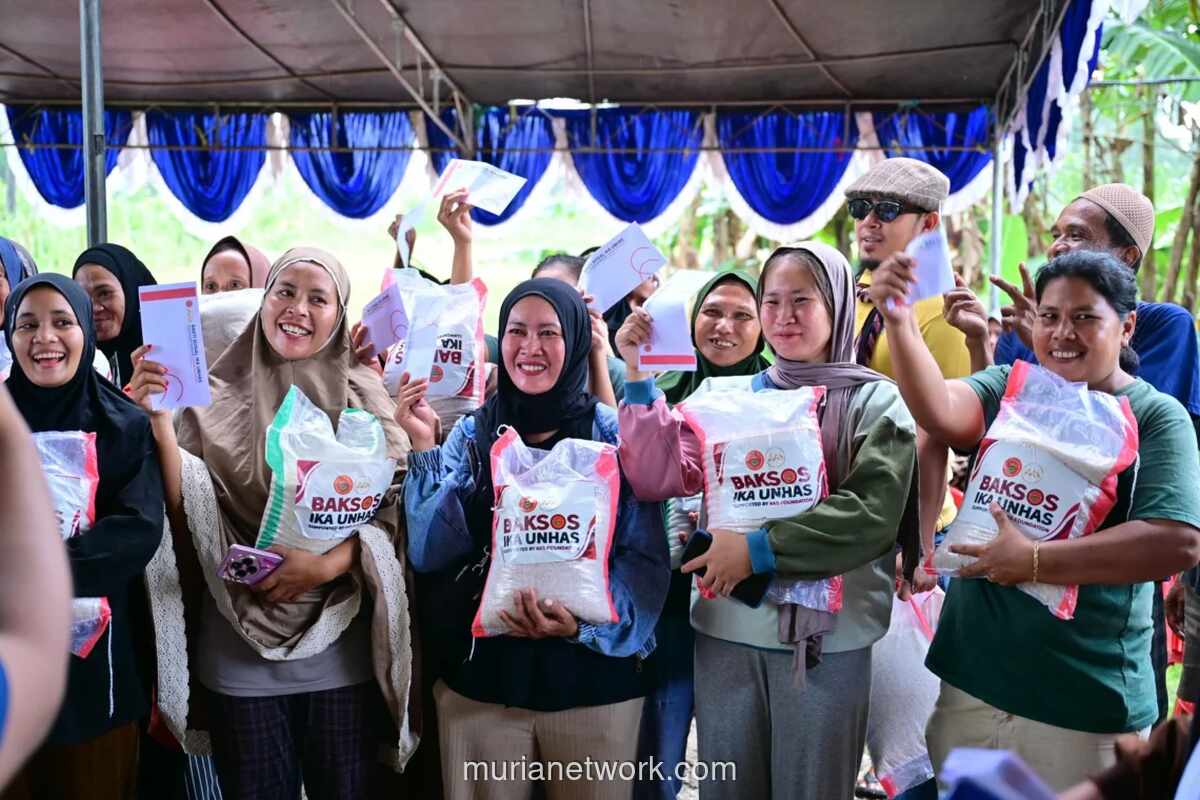 IKA Unhas Salurkan Bantuan untuk Korban Banjir di Kelurahan Barombong