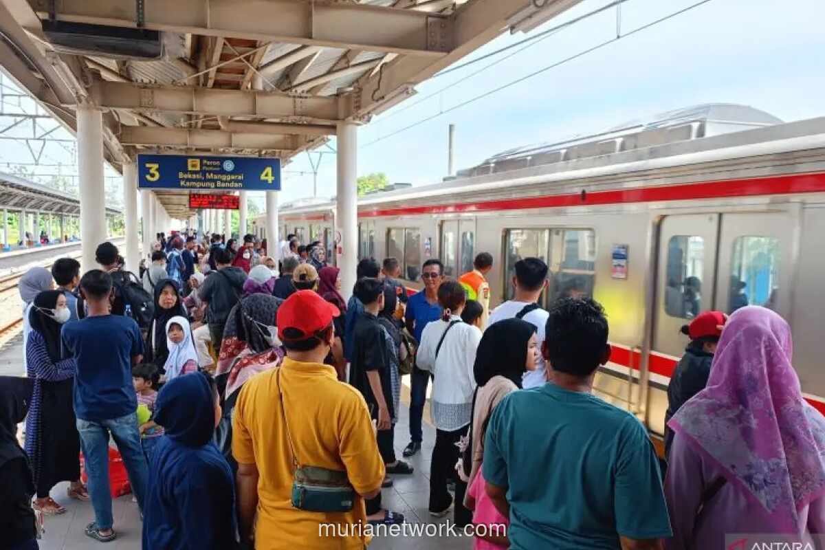 Stasiun KRL Jabodetabek Ramai di Hari Kedua Lebaran, Penumpang Padati Peron