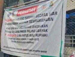 Warga Tambora Pasang Spanduk Protes Tumpukan Sampah yang Menggunung di TPS Kalianyar