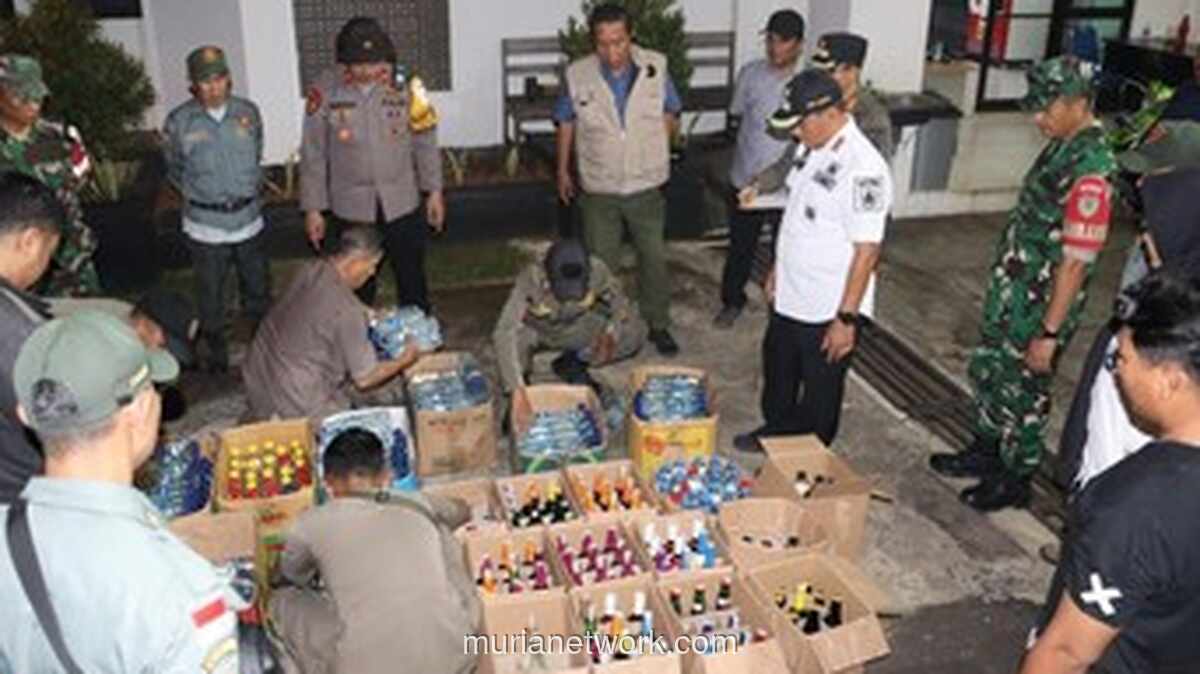 Razia Gabungan di Cibinong Sita 600 Botol Miras yang Disembunyikan di Warung