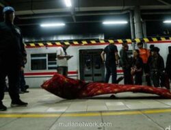 Korban Selamat Dievakuasi dari Reruntuhan KRL di Bekasi, 5 Tewas dalam Tabrakan dengan KA Argo Bromo Anggrek