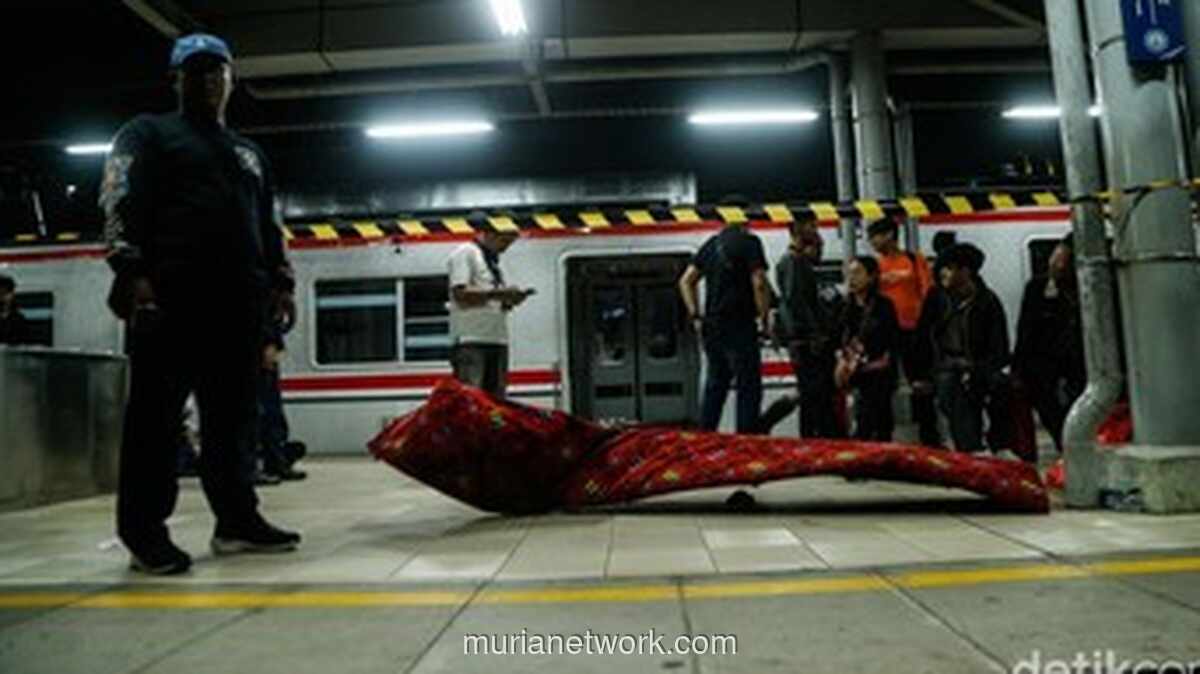 Korban Selamat Dievakuasi dari Reruntuhan KRL di Bekasi, 5 Tewas dalam Tabrakan dengan KA Argo Bromo Anggrek