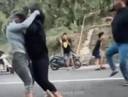 Dua Wanita Berkelahi di Jalan Parepare, Diduga Perebutan Pria