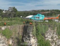 Dua WNA Rusia Terjebak di Tebing Uluwatu, Dievakuasi Helikopter SAR