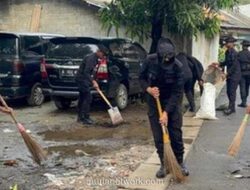 Brimob Polda Metro Jaya Gelar Kerja Bakti dan Santunan Anak Yatim