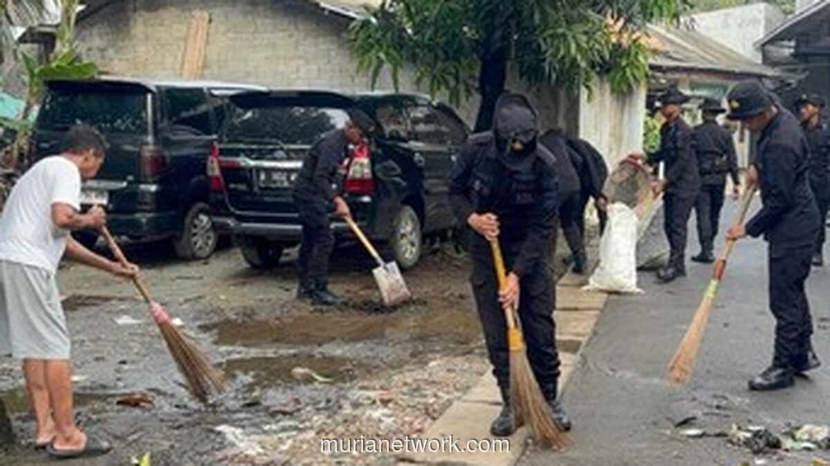 Brimob Polda Metro Jaya Gelar Kerja Bakti dan Santunan Anak Yatim