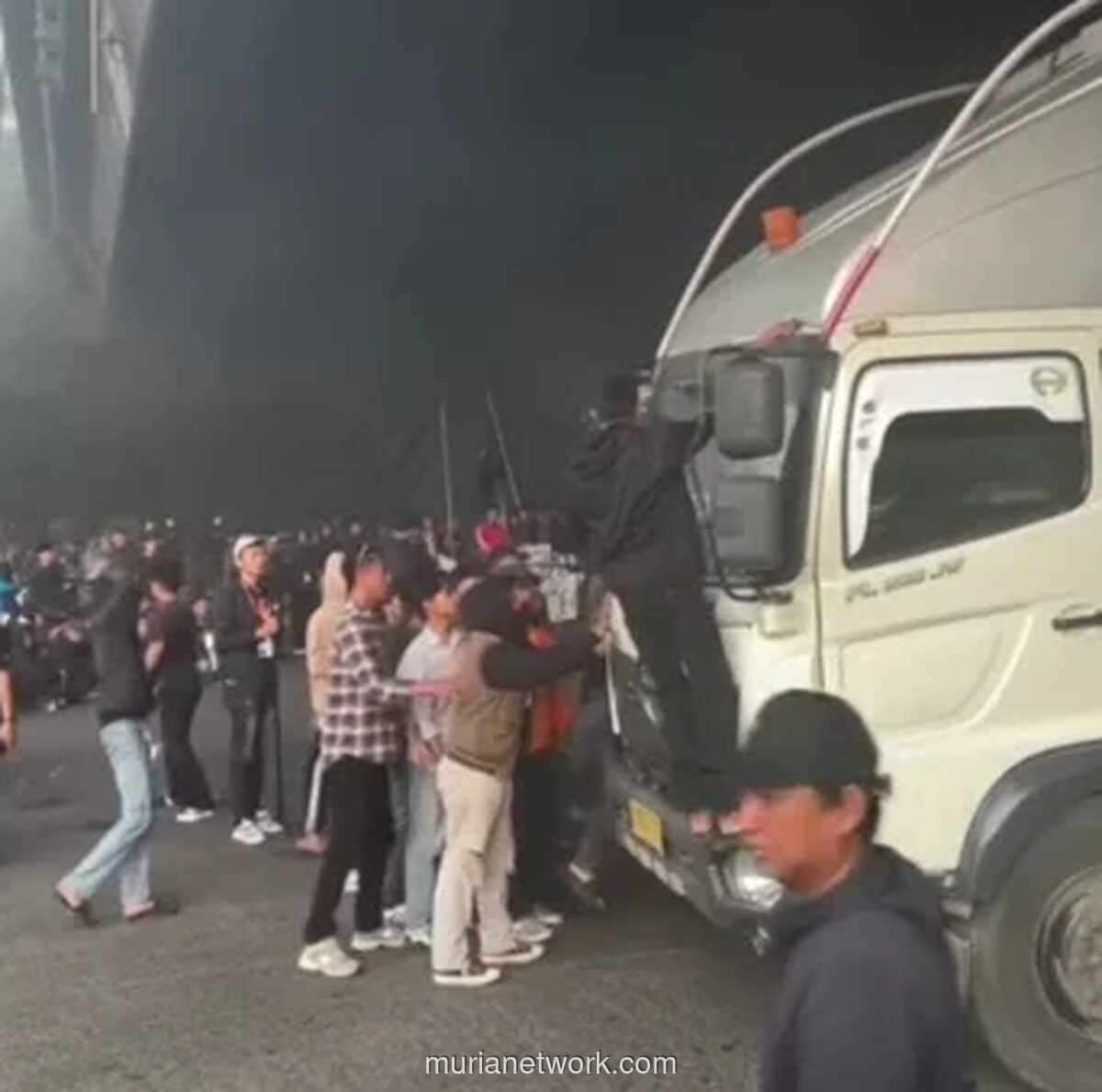 Mahasiswa Blokade Flyover Makassar, Tuntut Penuntasan Kasus Penyiraman Air Keras