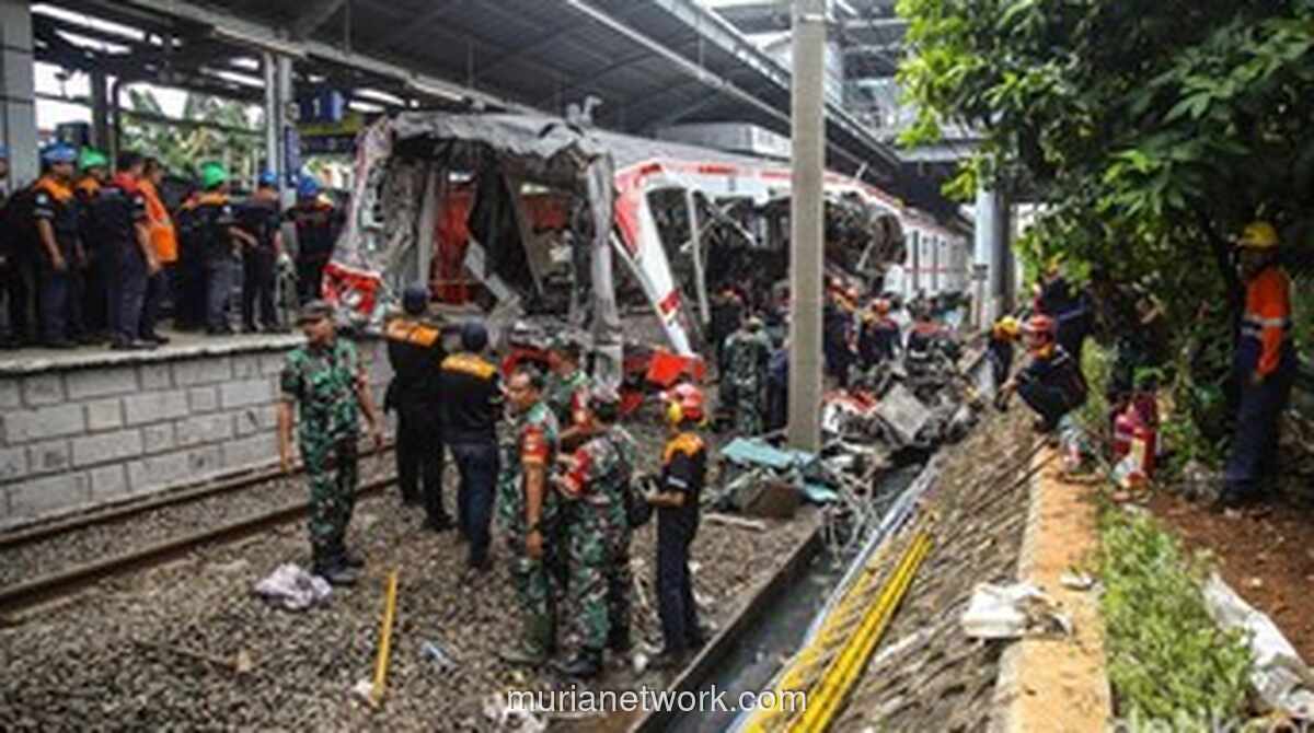 Warga Jakarta Pusat Terjebak di KRL yang Ditabrak KA Argo Bromo Anggrek di Bekasi Timur