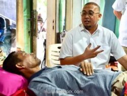 Andre Rosiade Beri Bantuan Rp 10 Juta untuk Sopir Penderita Saraf Kejepit di Padang